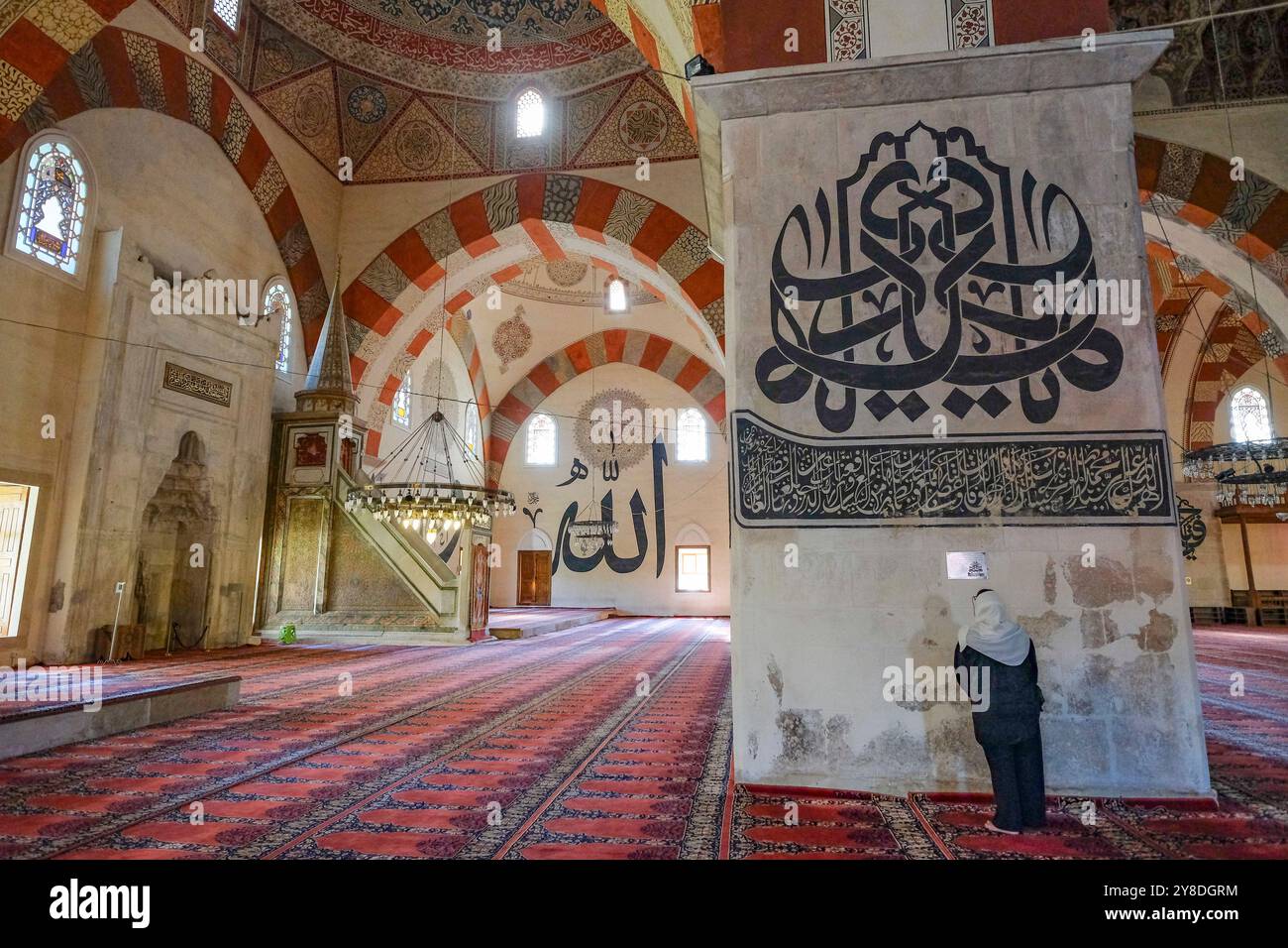 Edirne, Türkei – 1. Oktober 2024: Die Alte Moschee, auch bekannt als große Moschee, ist eine osmanische Moschee aus dem frühen 15. Jahrhundert in Edirne, Türkei. Stockfoto