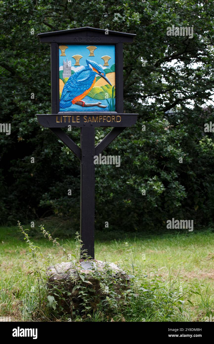 Little Sampford Village Schild mit einem Eisvogel, Weizenschafen und einer lokalen Kirche in einer ländlichen Szene. Essex, England, Großbritannien Stockfoto