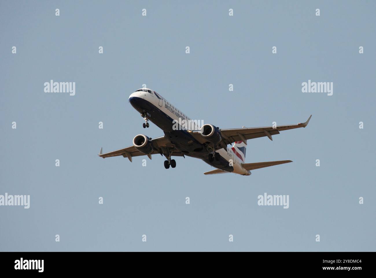 G-LCYT, Embraer E190SR, BA City Flyer, Kurzstreckenflugzeug mit BA. Beim Endanflug am Flughafen East Midlands, Stockfoto
