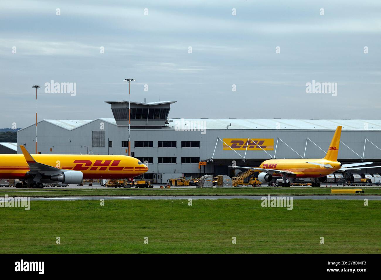 DHL-Hub am Flughafen East Midlands. Zwei DHL-Frachtflugzeuge sind anwesend. Stockfoto