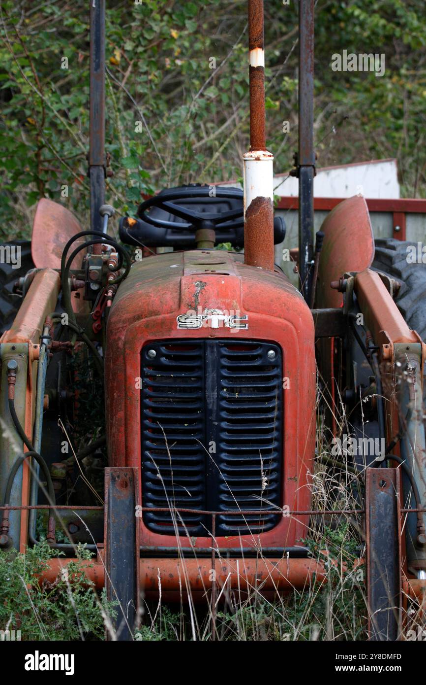 Verrostender Traktor von Small-Planer Tractor Company, STC, Kleinbauern Tractor, auf dem Feld. Stockfoto