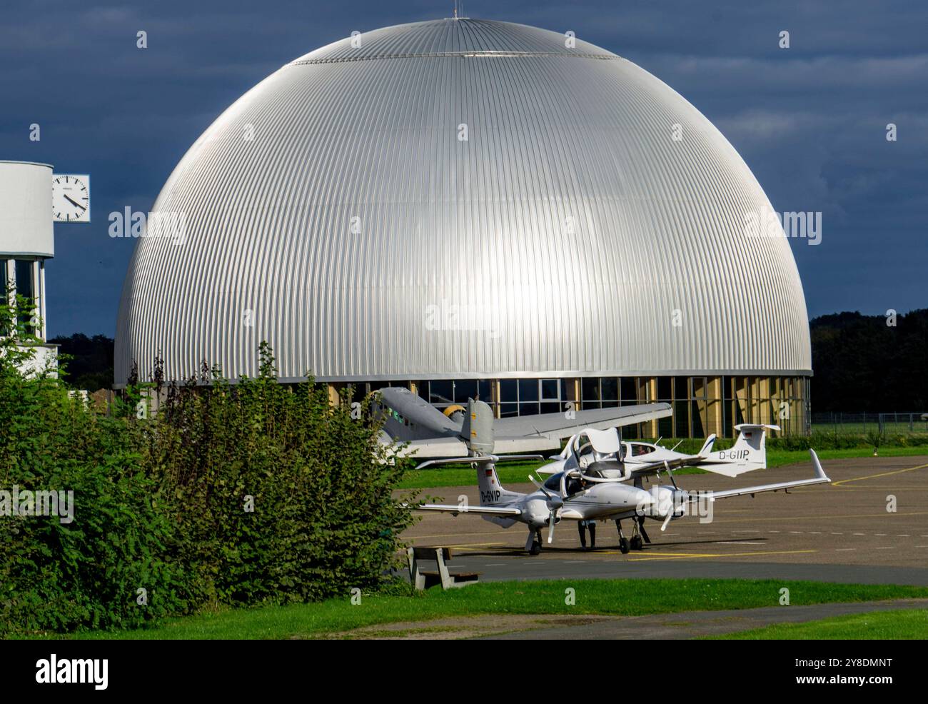 Flugplatz Mülheim-Essen, Verkehrslandeplatz im Süden von Essen und im Osten von Mülheim an der Ruhr, für Freizeit und Geschäftsflieger, Sitz der WDL Luftschiffgesellschaft, Luftschiffhangar, altes JU 52 Flugzeug NRW, Deutschland, Flugplatz Essen/Mülheim *** 52 Stockfoto