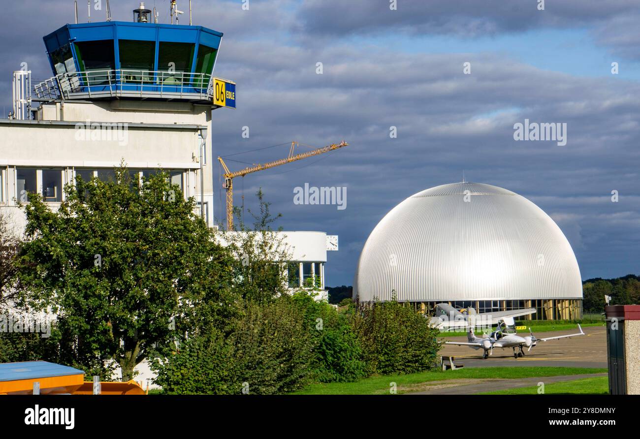 Flugplatz Mülheim-Essen, Verkehrslandeplatz im Süden von Essen und im Osten von Mülheim an der Ruhr, für Freizeit und Geschäftsflieger, Tower, Sitz der WDL Luftschiffgesellschaft, Luftschiffhangar, NRW, Deutschland, Flugplatz Essen/Mülheim *** Flughafen Mülheim Essen, kommerzieller Flugplatz im Süden von Essen und im Osten von Mülheim an der Ruhr, für Freizeit- und Geschäftsluftfahrt, Turm, Hauptsitz der WDL Luftschiffgesellschaft, Luftschifffahrt, Luftschifffahrt, Luftschiff, Mülheim, NRW, Deutschland, Luftschiff, Luftschiff Mülheim, NRW Stockfoto