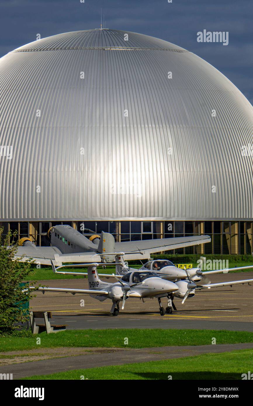 Flugplatz Mülheim-Essen, Verkehrslandeplatz im Süden von Essen und im Osten von Mülheim an der Ruhr, für Freizeit und Geschäftsflieger, Sitz der WDL Luftschiffgesellschaft, Luftschiffhangar, altes JU 52 Flugzeug NRW, Deutschland, Flugplatz Essen/Mülheim *** 52 Stockfoto