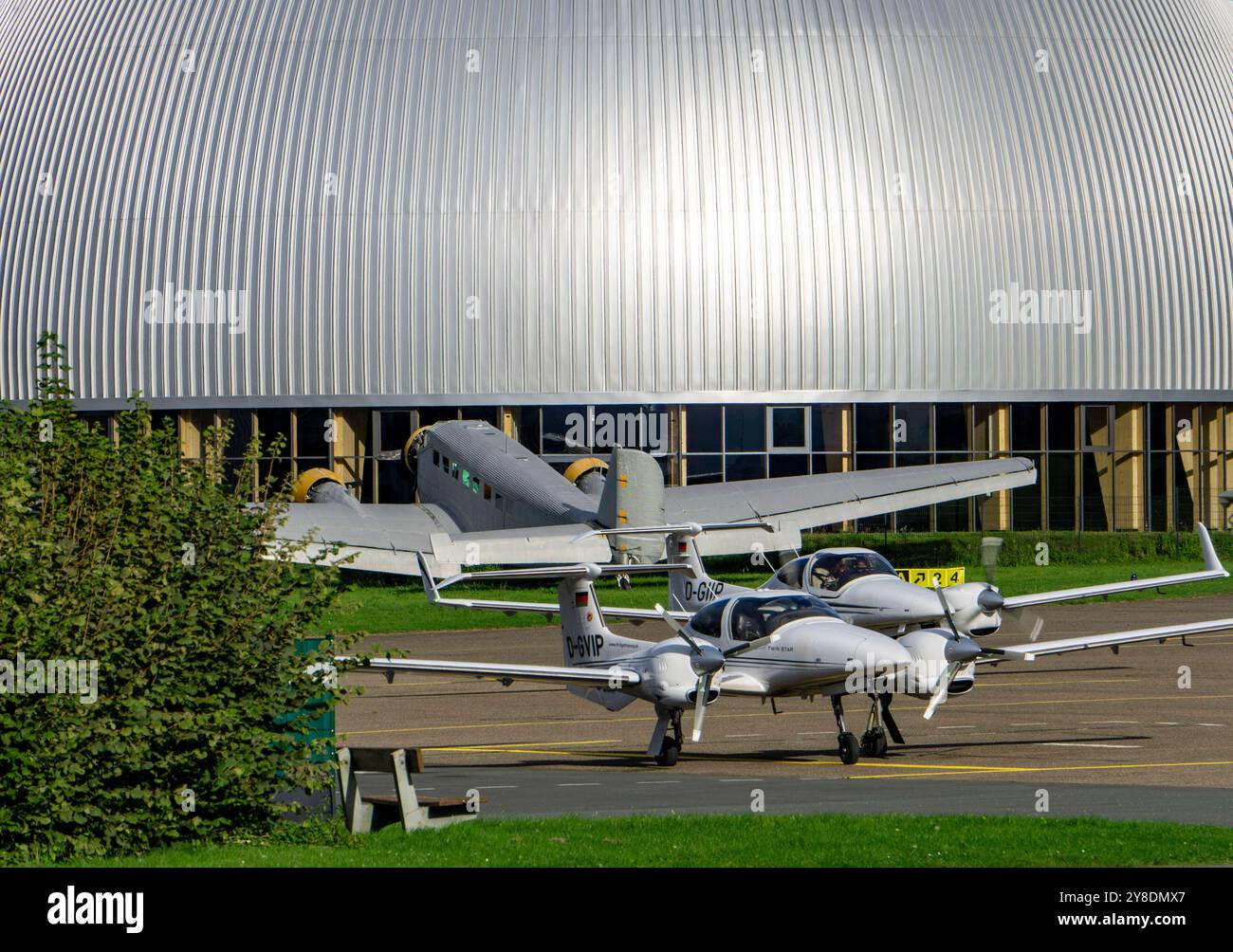 Flugplatz Mülheim-Essen, Verkehrslandeplatz im Süden von Essen und im Osten von Mülheim an der Ruhr, für Freizeit und Geschäftsflieger, Sitz der WDL Luftschiffgesellschaft, Luftschiffhangar, altes JU 52 Flugzeug NRW, Deutschland, Flugplatz Essen/Mülheim *** 52 Stockfoto