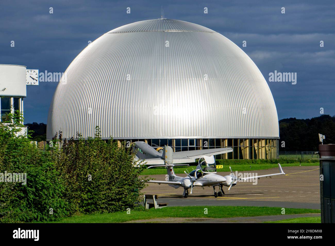 Flugplatz Mülheim-Essen, Verkehrslandeplatz im Süden von Essen und im Osten von Mülheim an der Ruhr, für Freizeit und Geschäftsflieger, Sitz der WDL Luftschiffgesellschaft, Luftschiffhangar, altes JU 52 Flugzeug NRW, Deutschland, Flugplatz Essen/Mülheim *** 52 Stockfoto