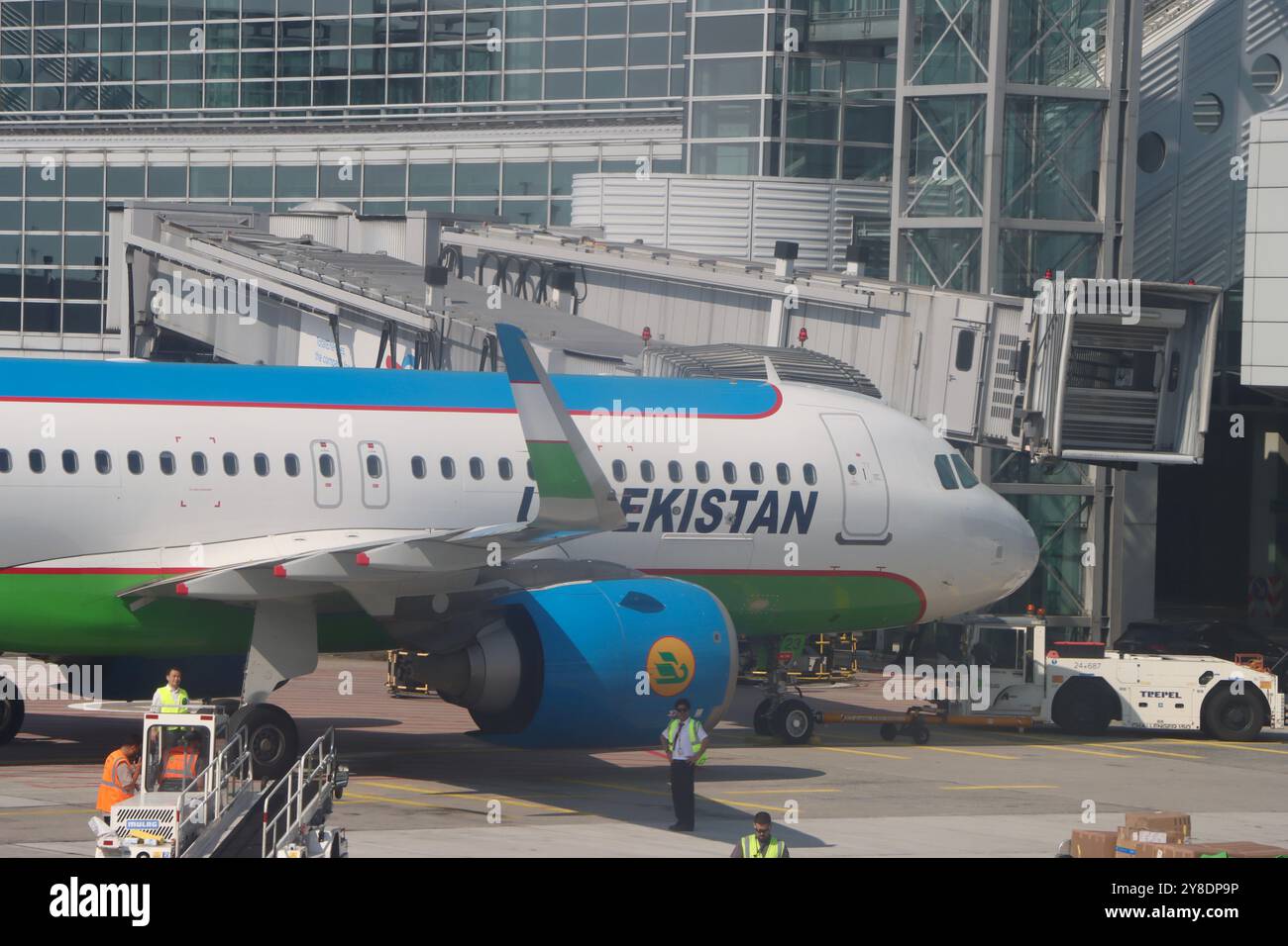 Usbekistan Airlines Flugzeug am Flughafen Frankfurt, Deutschland Stockfoto