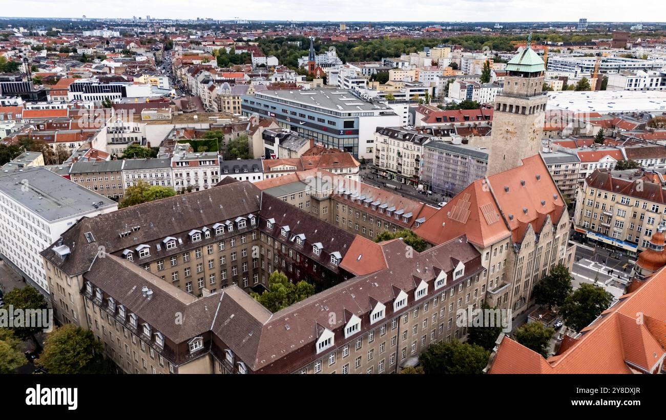 Drohnenansicht vom Rathaus Neukölln und die Achse der Karl-Marx-Straße in Berlin Neukölln am 27. September 2024. Drohnenbilder von Neukölln *** Drohnenansicht des Neuköllner Rathauses und der Achse der Karl-Marx-Straße in Berlin Neukölln am 27. September 2024 Drohnenbilder von Neukölln Stockfoto
