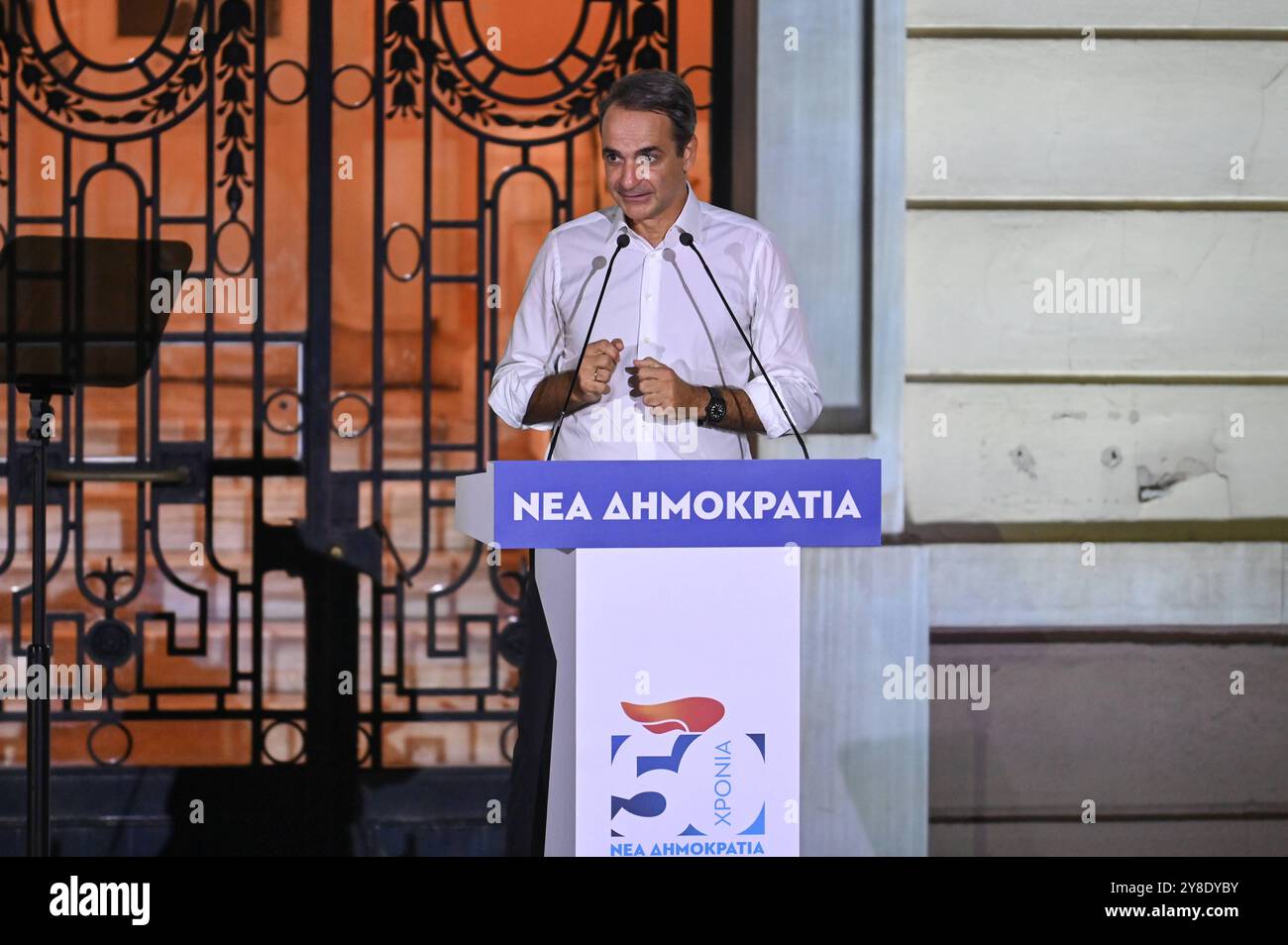 Regierende Partei der Neuen Demokratie feiert 50-jähriges Bestehen der griechische Premierminister Kyriakos Mitsotakis spricht während der Feier des 50-jährigen Bestehens der regierenden Partei neue Demokratie mit Unterstützern. Athen Griechenland Copyright: XNicolasxKoutsokostasxNicolasxKoutsokostasx DSC 202410040267 Stockfoto