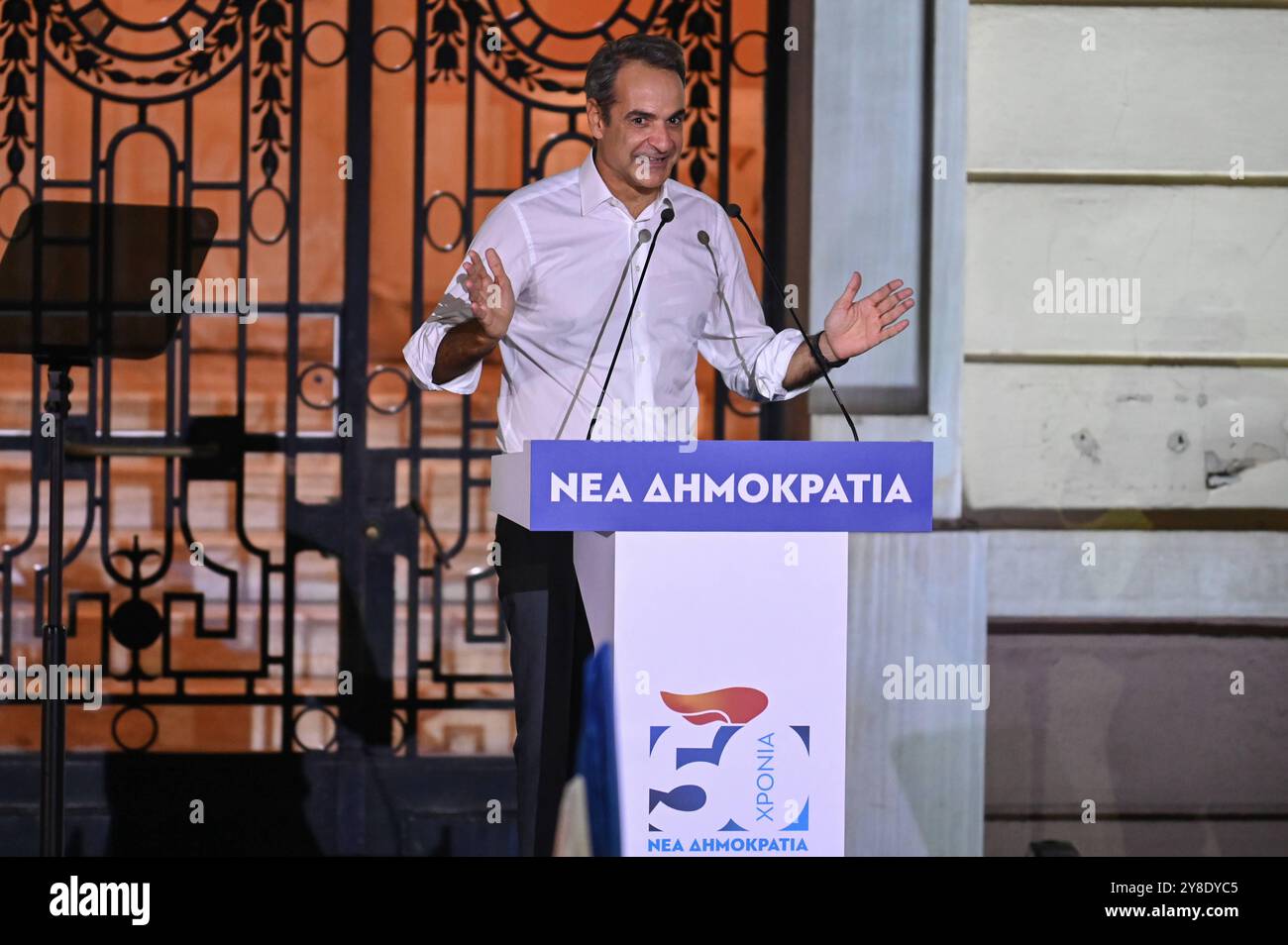 Regierende Partei der Neuen Demokratie feiert 50-jähriges Bestehen der griechische Premierminister Kyriakos Mitsotakis spricht während der Feier des 50-jährigen Bestehens der regierenden Partei neue Demokratie mit Unterstützern. Athen Griechenland Copyright: XNicolasxKoutsokostasxNicolasxKoutsokostasx DSC 202410040209 Stockfoto