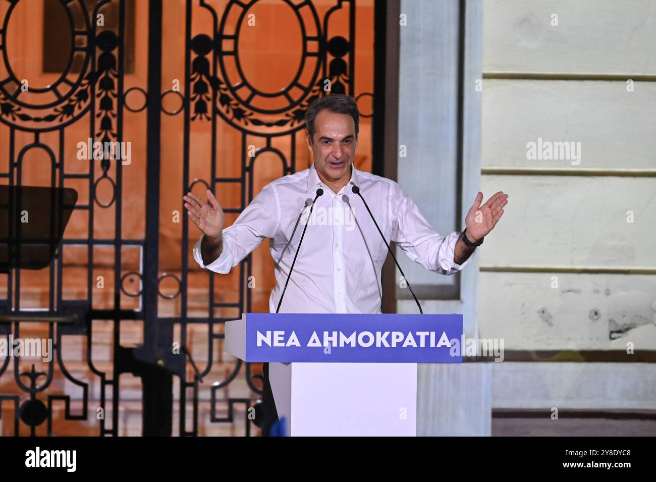 Regierende Partei der Neuen Demokratie feiert 50-jähriges Bestehen der griechische Premierminister Kyriakos Mitsotakis spricht während der Feier des 50-jährigen Bestehens der regierenden Partei neue Demokratie mit Unterstützern. Athen Griechenland Copyright: XNicolasxKoutsokostasxNicolasxKoutsokostasx DSC 202410040213 Stockfoto