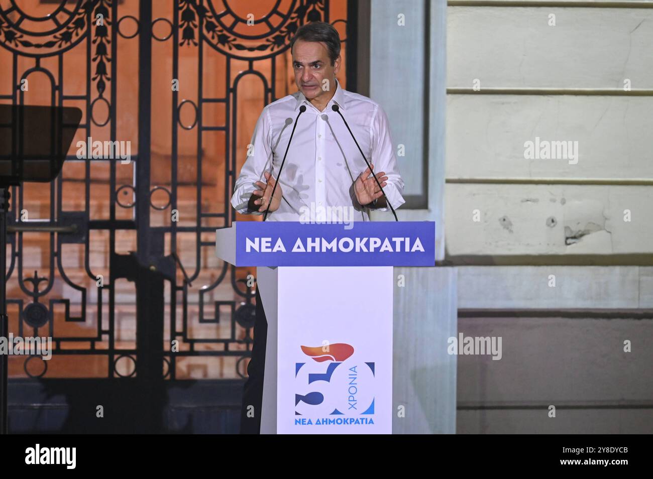 Regierende Partei der Neuen Demokratie feiert 50-jähriges Bestehen der griechische Premierminister Kyriakos Mitsotakis spricht während der Feier des 50-jährigen Bestehens der regierenden Partei neue Demokratie mit Unterstützern. Athen Griechenland Copyright: XNicolasxKoutsokostasxNicolasxKoutsokostasx DSC 202410040451 Stockfoto
