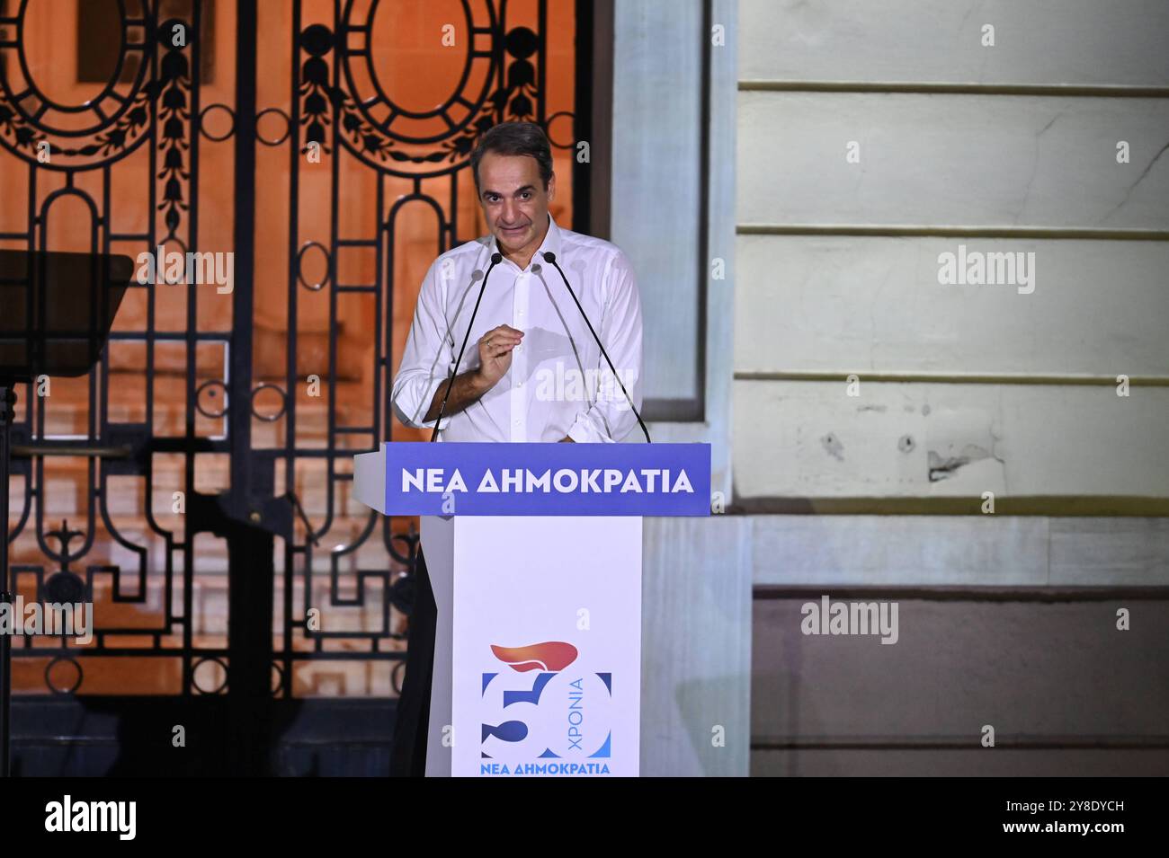 Regierende Partei der Neuen Demokratie feiert 50-jähriges Bestehen der griechische Premierminister Kyriakos Mitsotakis spricht während der Feier des 50-jährigen Bestehens der regierenden Partei neue Demokratie mit Unterstützern. Athen Griechenland Copyright: XNicolasxKoutsokostasxNicolasxKoutsokostasx DSC 202410040251 Stockfoto