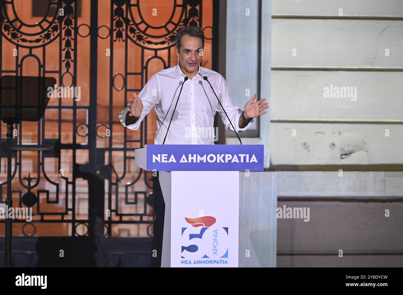 Regierende Partei der Neuen Demokratie feiert 50-jähriges Bestehen der griechische Premierminister Kyriakos Mitsotakis spricht während der Feier des 50-jährigen Bestehens der regierenden Partei neue Demokratie mit Unterstützern. Athen Griechenland Copyright: XNicolasxKoutsokostasxNicolasxKoutsokostasx DSC 202410040514 Stockfoto