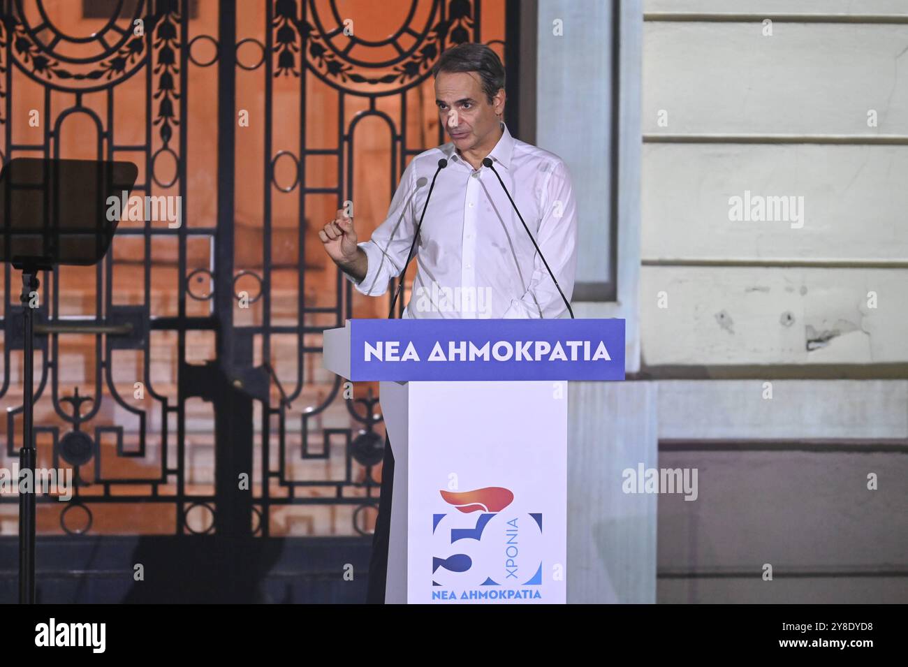 Regierende Partei der Neuen Demokratie feiert 50-jähriges Bestehen der griechische Premierminister Kyriakos Mitsotakis spricht während der Feier des 50-jährigen Bestehens der regierenden Partei neue Demokratie mit Unterstützern. Athen Griechenland Copyright: XNicolasxKoutsokostasxNicolasxKoutsokostasx DSC 202410040492 Stockfoto