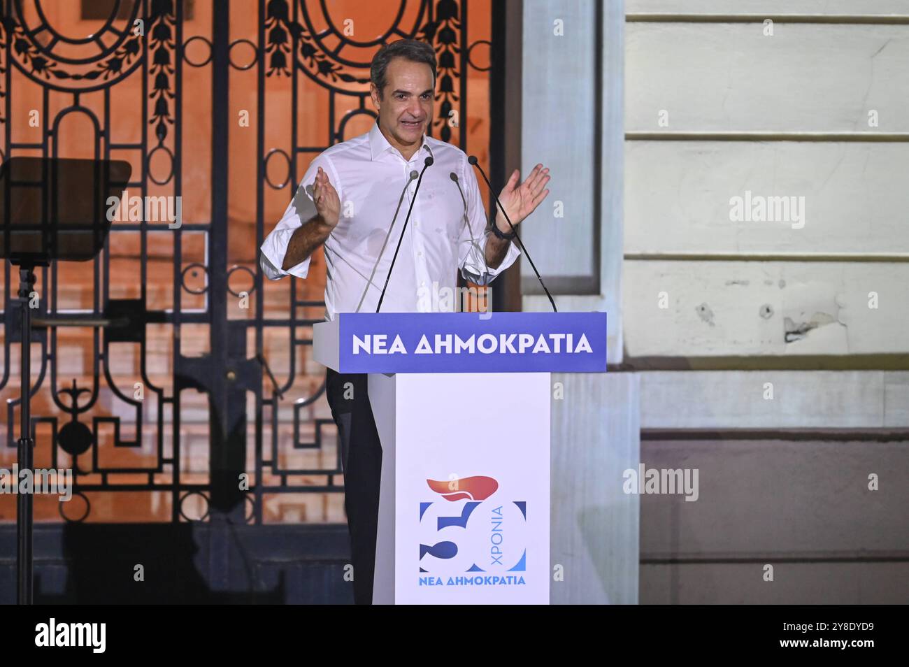 Regierende Partei der Neuen Demokratie feiert 50-jähriges Bestehen der griechische Premierminister Kyriakos Mitsotakis spricht während der Feier des 50-jährigen Bestehens der regierenden Partei neue Demokratie mit Unterstützern. Athen Griechenland Copyright: XNicolasxKoutsokostasxNicolasxKoutsokostasx DSC 202410040547 Stockfoto