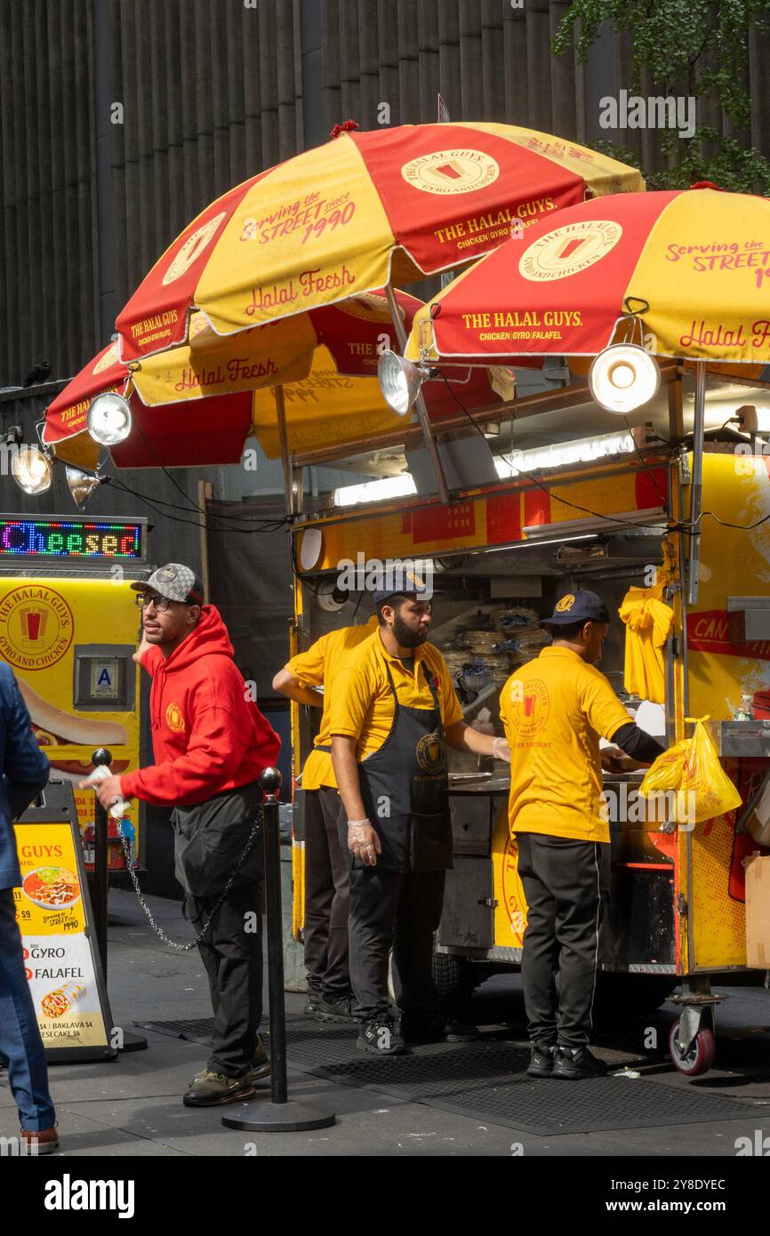 Ein Essenswagen auf dem Bürgersteig ist ein häufiger Standort in New York City, USA 2024 Stockfoto