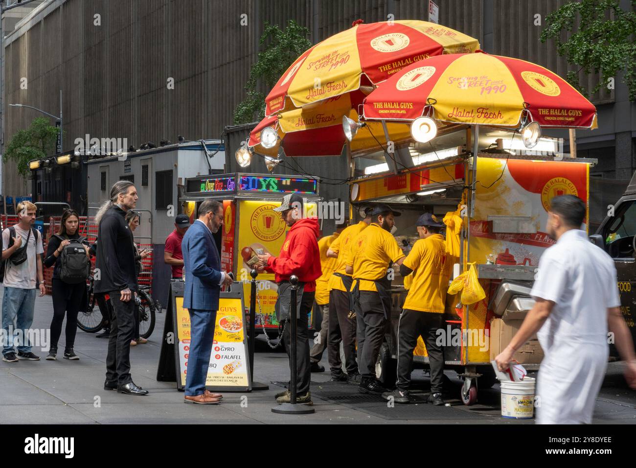 Ein Essenswagen auf dem Bürgersteig ist ein häufiger Standort in New York City, USA 2024 Stockfoto