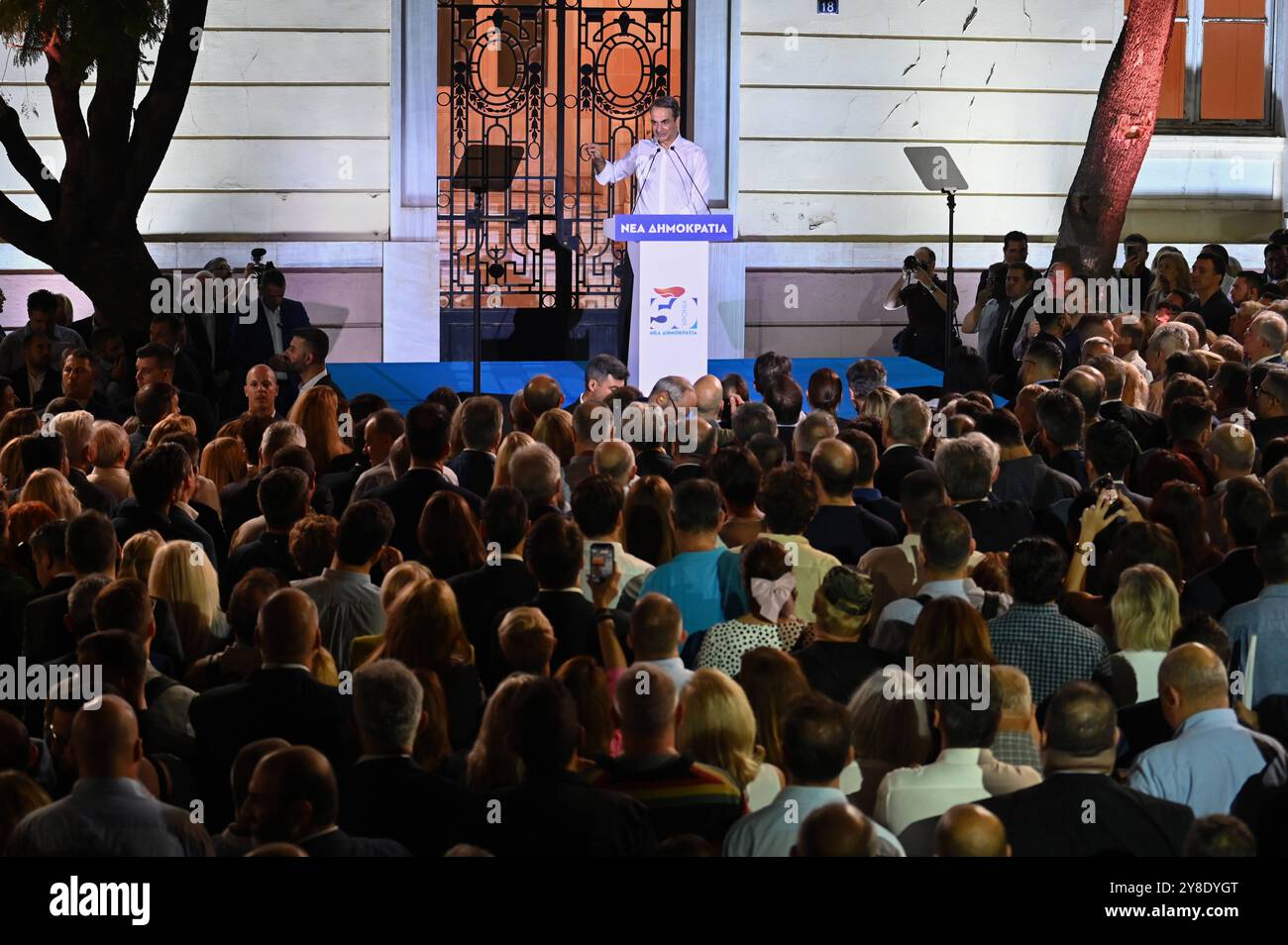 Regierende Partei der Neuen Demokratie feiert 50-jähriges Bestehen der griechische Premierminister Kyriakos Mitsotakis spricht während der Feier des 50-jährigen Bestehens der regierenden Partei neue Demokratie mit Unterstützern. Athen Griechenland Copyright: XNicolasxKoutsokostasxNicolasxKoutsokostasx DSC 202410040765 Stockfoto