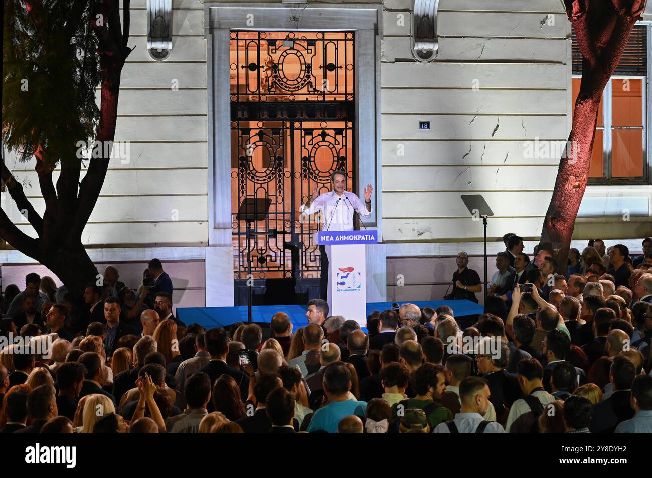 Regierende Partei der Neuen Demokratie feiert 50-jähriges Bestehen der griechische Premierminister Kyriakos Mitsotakis spricht während der Feier des 50-jährigen Bestehens der regierenden Partei neue Demokratie mit Unterstützern. Athen Griechenland Copyright: XNicolasxKoutsokostasxNicolasxKoutsokostasx DSC 202410040808 Stockfoto