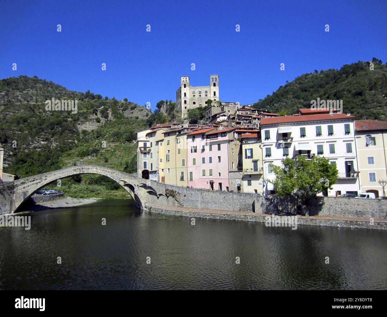 Dorf an der italienischen Küste mit Schloss und Steinbrücke Stockfoto