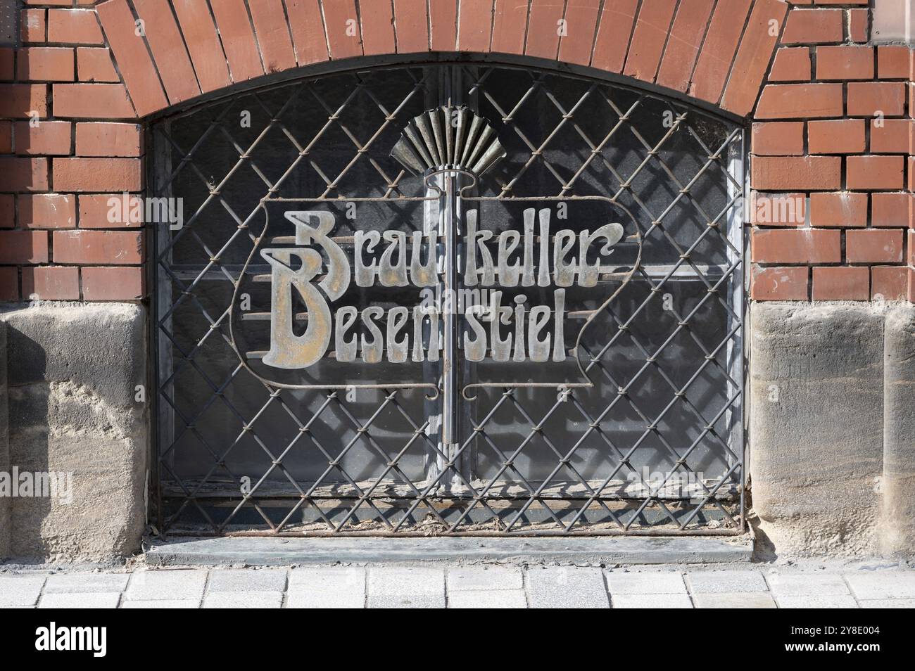 Jugendstilschrift einer Brauerei auf einem vergitterten Kellerfenster, Kulmbach, Oberfranken, Bayern, Deutschland, Europa Stockfoto