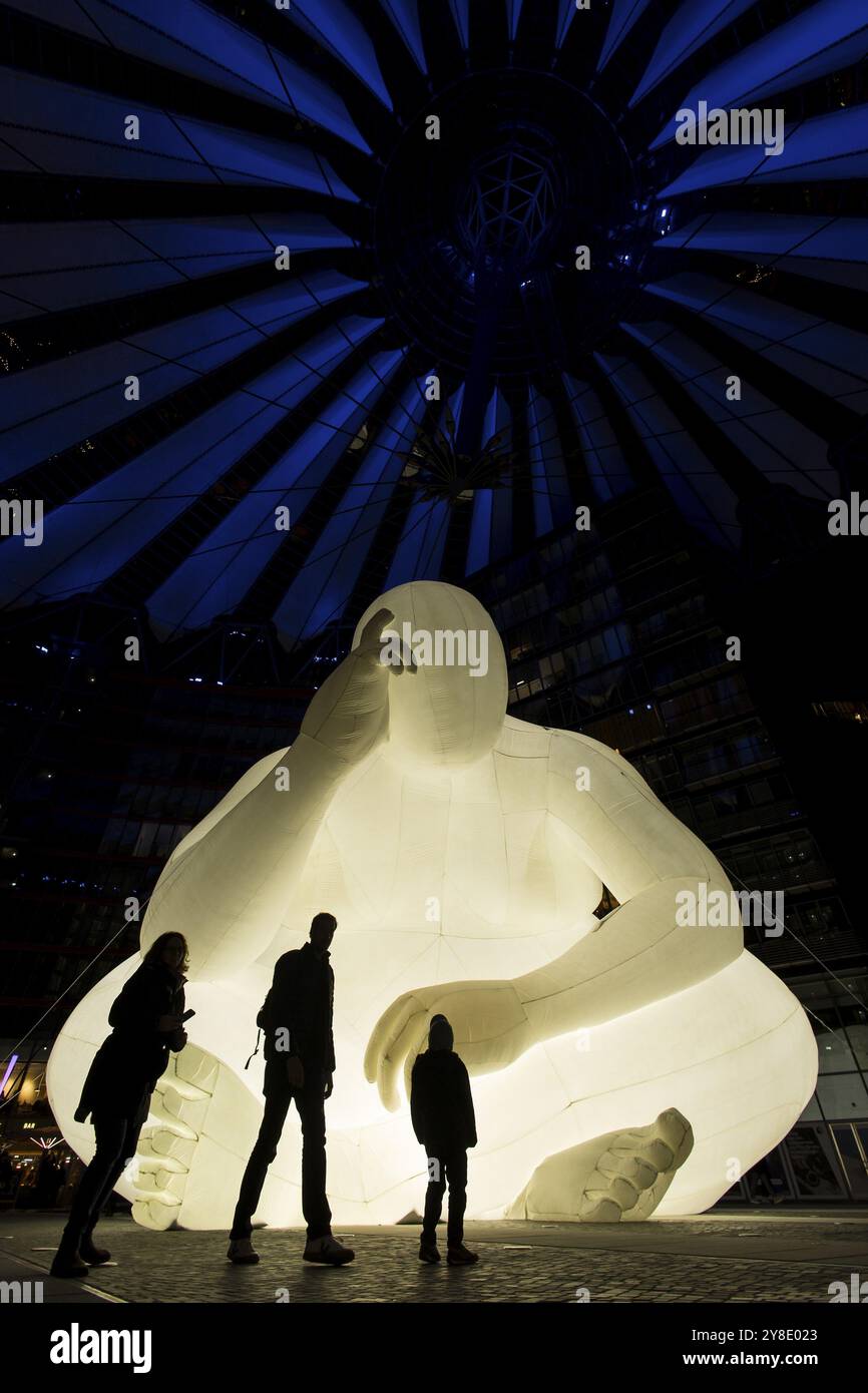 Beleuchtete Denker-Statue im Sony Center am Potsdamer Platz für das Festival of Light, Berlin, 10/2024 Stockfoto