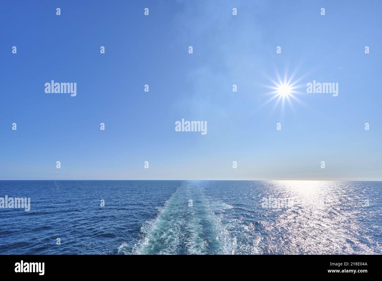 Blick vom Heck des Schiffes, mein Schiff 6, auf das Fahrwasser, blauen Himmel und helle Sonne, Nordsee, Norwegen, Europa Stockfoto