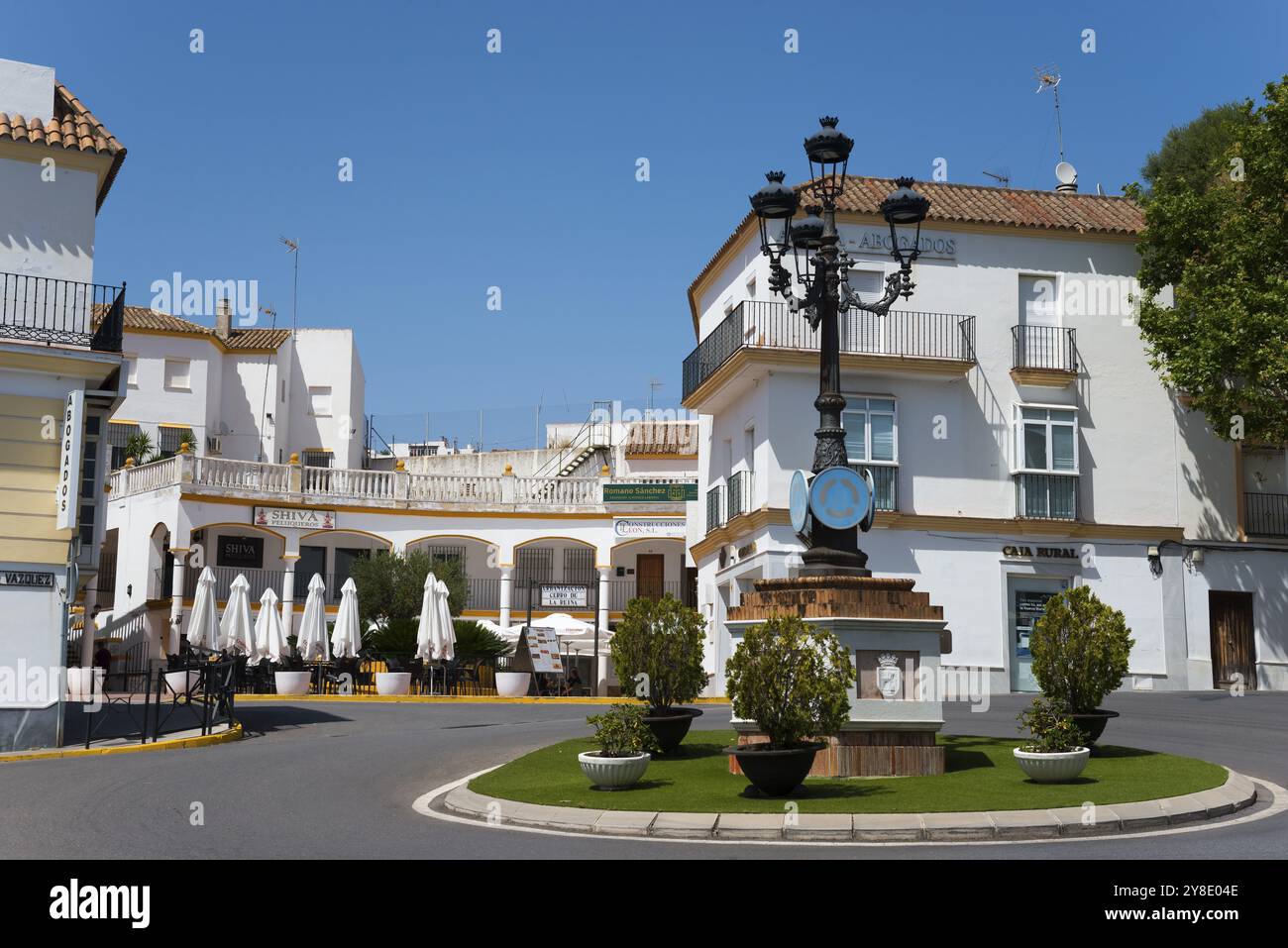 Einladender Platz mit Cafés und typischen weißen Häusern, gekrönt von einer dekorativen Straßenlaterne, Arcos de la Frontera, Provinz Cadiz, Cadiz, Andalusien, Spa Stockfoto