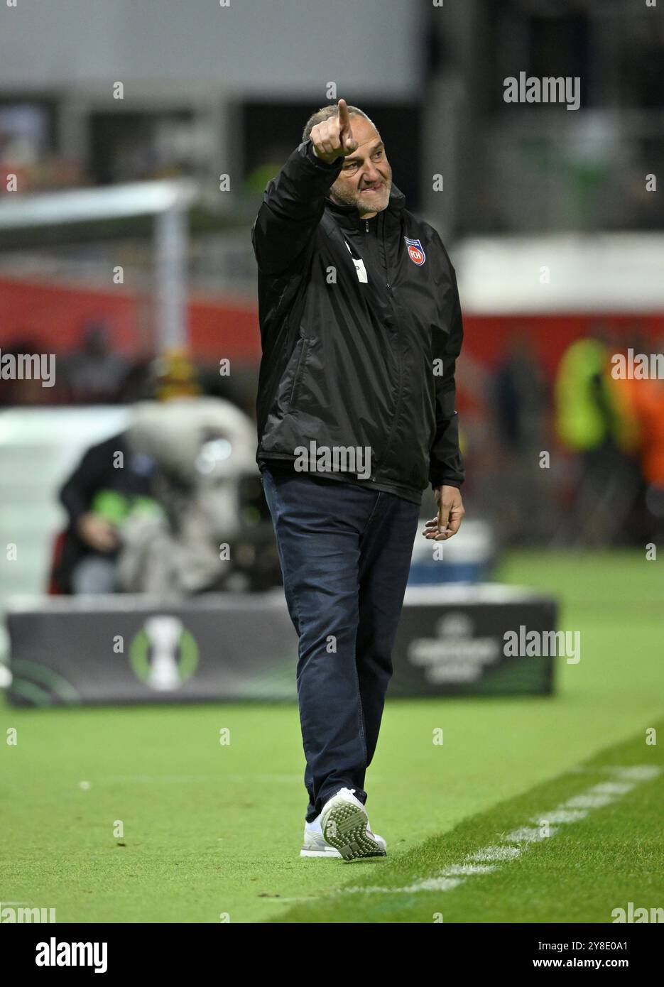 Trainer Frank Schmidt 1. FC Heidenheim 1846 FCH Gesture, Gesture, UEFA Conference League, Voith-Arena, Heidenheim, Baden-Württemberg, Deutschland, Europa Stockfoto