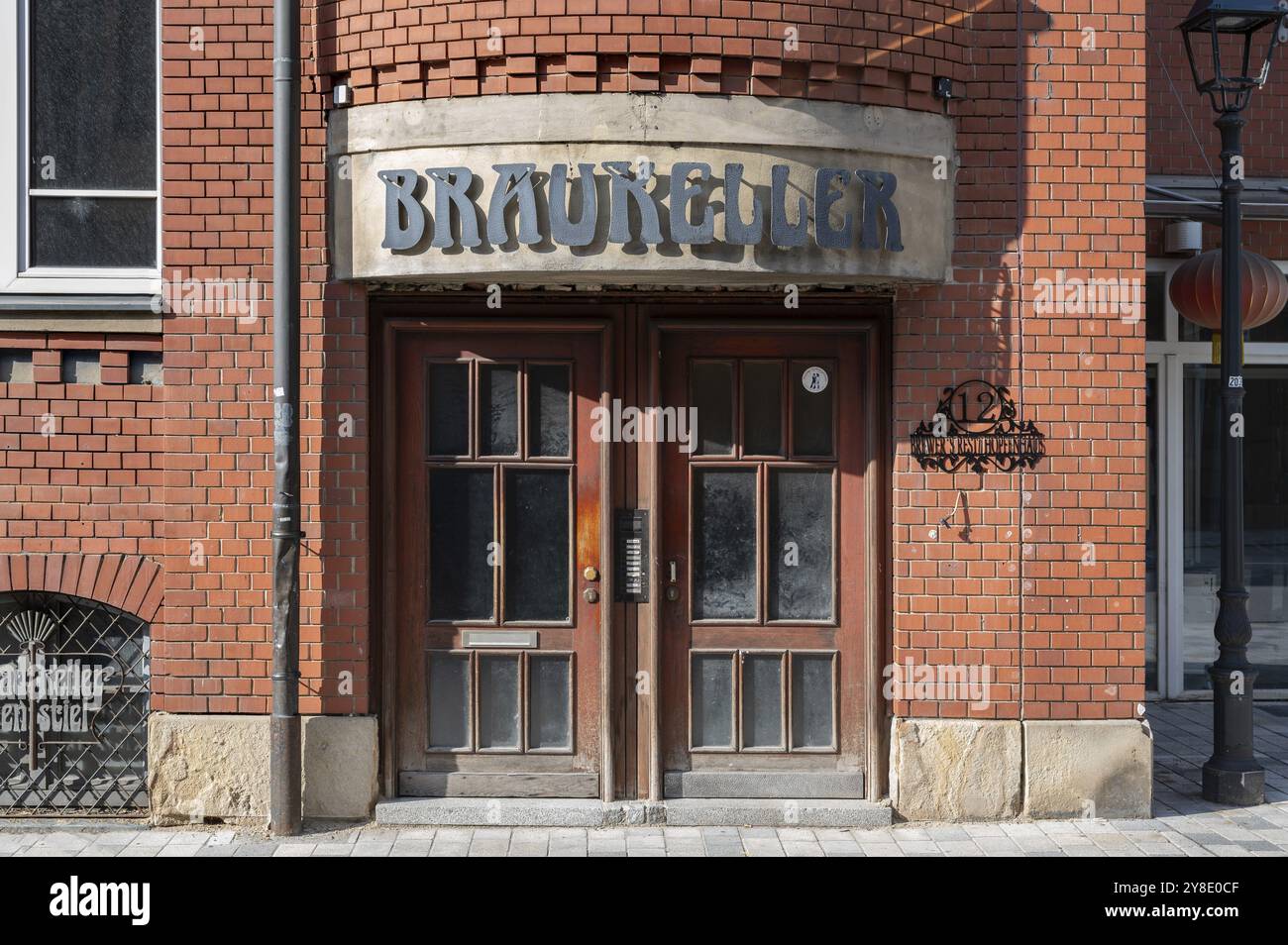 Jugendstilschrift über dem Eingang zur Brauerei Kulmbach, Oberfranken, Bayern, Deutschland, Europa Stockfoto
