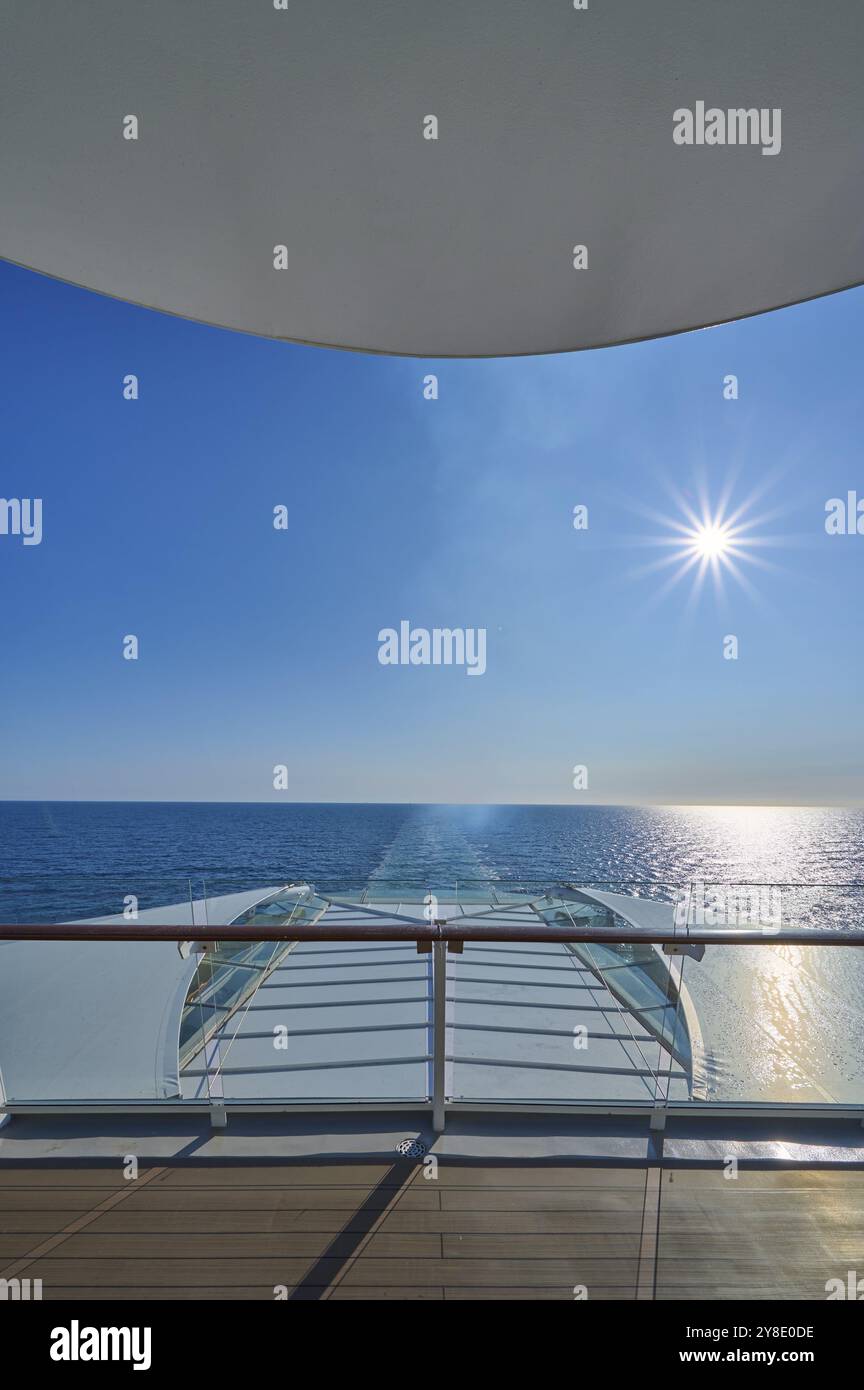 Blick vom Deck des Schiffes, mein Schiff 6, auf das weite Meer unter hellem Sonnenschein und blauem Himmel, Nordsee, Norwegen, Europa Stockfoto