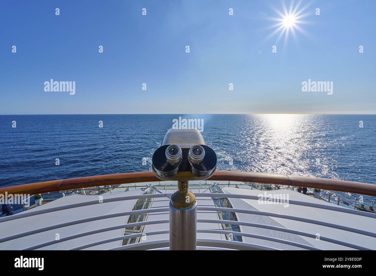 Blick vom Schiffsdeck, mein Schiff 6, unter hellem Sonnenschein und blauem Himmel, Fernglas am Heck, Nordsee, Norwegen, Europa Stockfoto