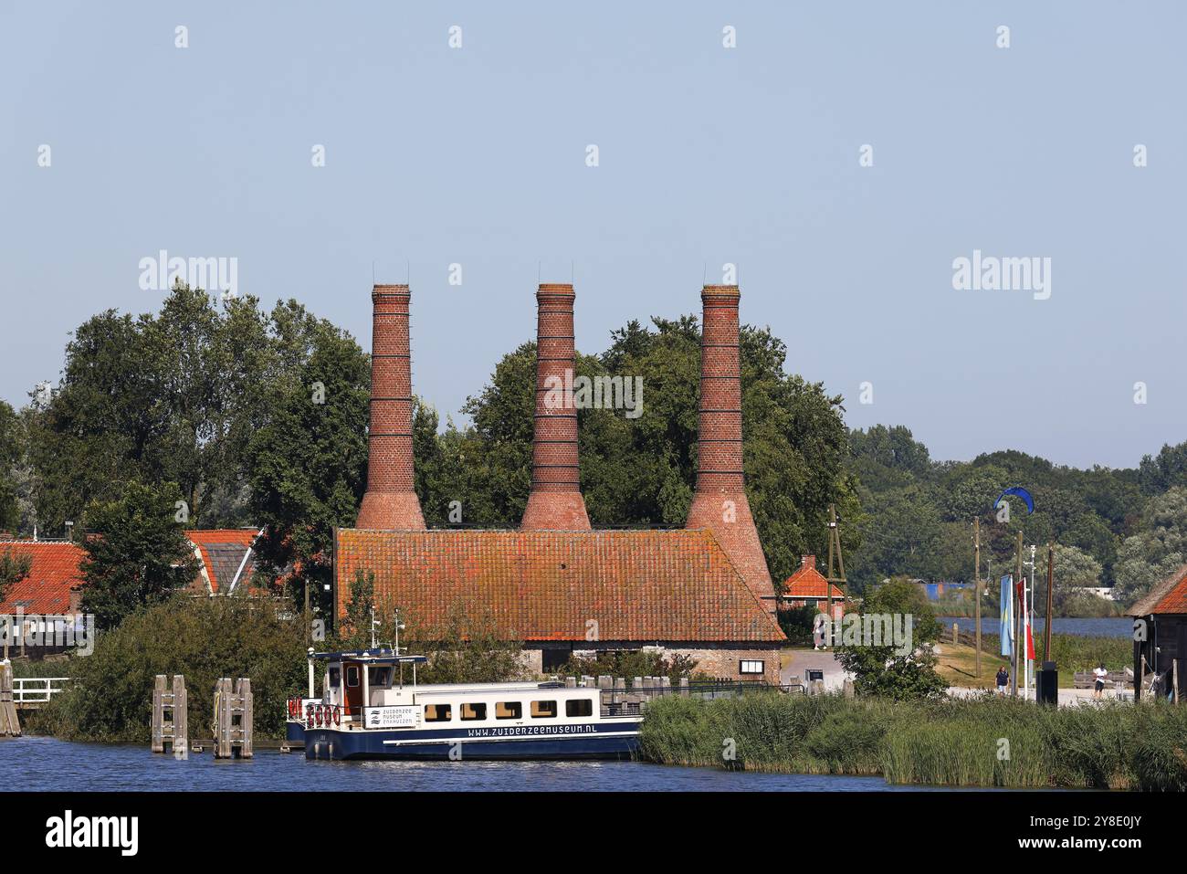 Ehemalige Kalkarbeiten mit Kalköfen im Zuiderzee Museum, Schornstein, Enkhuizen, Nordholland, Niederlande Stockfoto