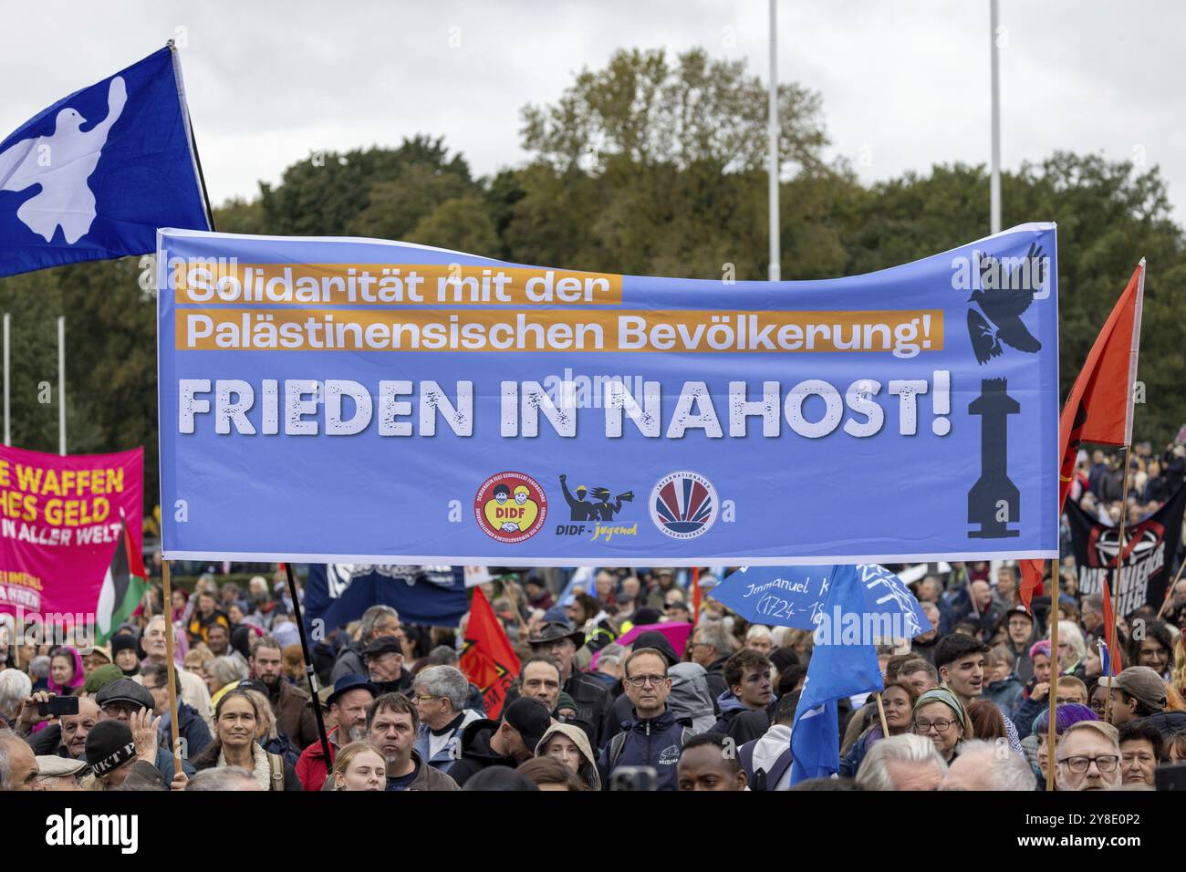 Solidarität mit dem palästinensischen Volk! Frieden im Nahen Osten! Bei der Demonstration die Waffen nieder am Großen Stern in Berlin. Das Ereignis ist Stockfoto