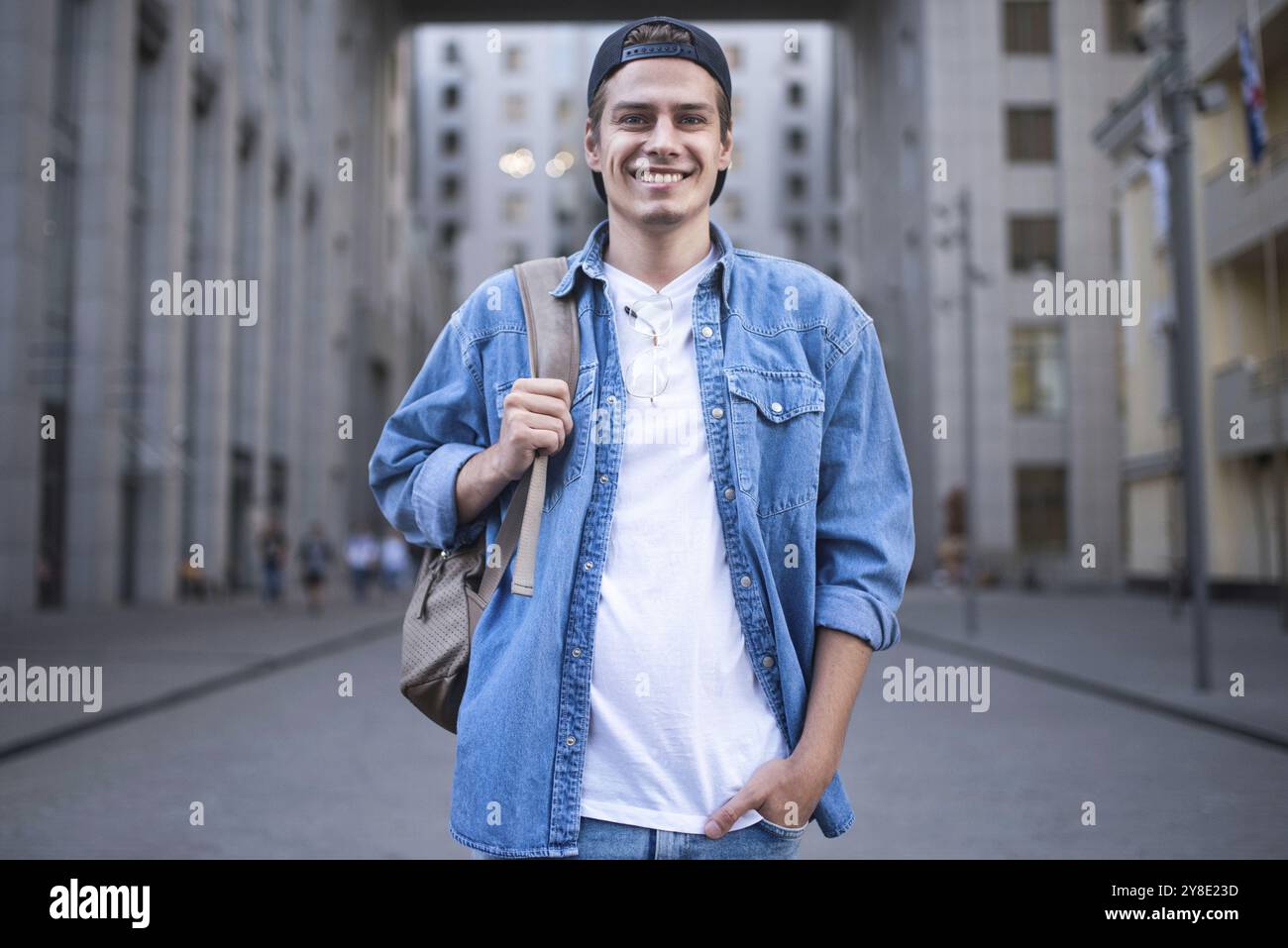 Hintergrund auf der Straße, während er auf seine Kollegen wartet. Geschäftsmann mit weißem Hemd und Brille. Menschen Stockfoto