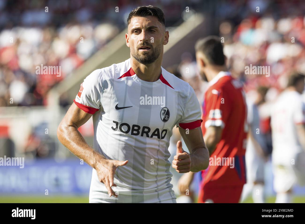 Fußballspiel Vincenzo GRIFO SC Freiburg auf dem Weg zum Eckstoß, Voith-Arena Fußballstadion Heidenheim Stockfoto