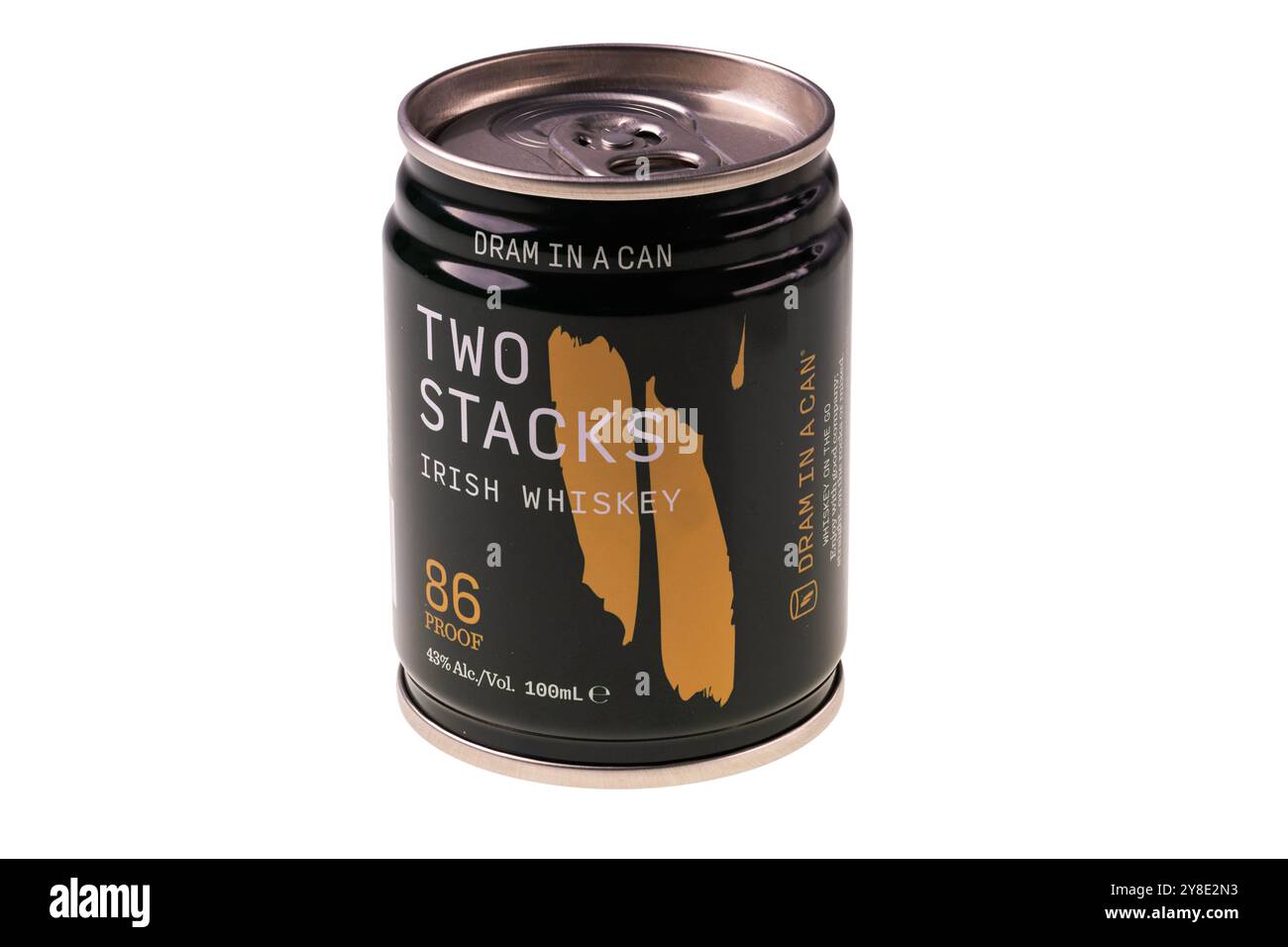 Nahaufnahme von Two Stacks Irish Whiskey in 100 ml Dose isoliert auf weißem Hintergrund mit 86-poligem Etikett. Stockfoto