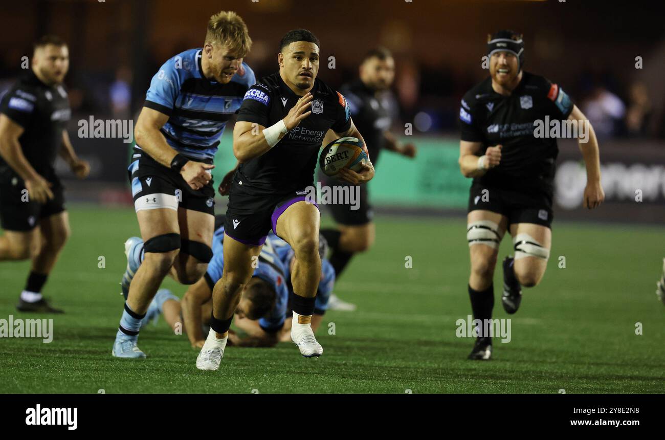 Cardiff, Großbritannien. Oktober 2024. Sione Tuipulotu von Glasgow Warriors macht eine Pause. United Rugby Championship, Cardiff Rugby gegen Glasgow Warriors im Cardiff Arms Park in Cardiff, Wales am Freitag, den 4. Oktober 2024. bild von Andrew Orchard/Andrew Orchard Sportfotografie/Alamy Live News Credit: Andrew Orchard Sportfotografie/Alamy Live News Stockfoto