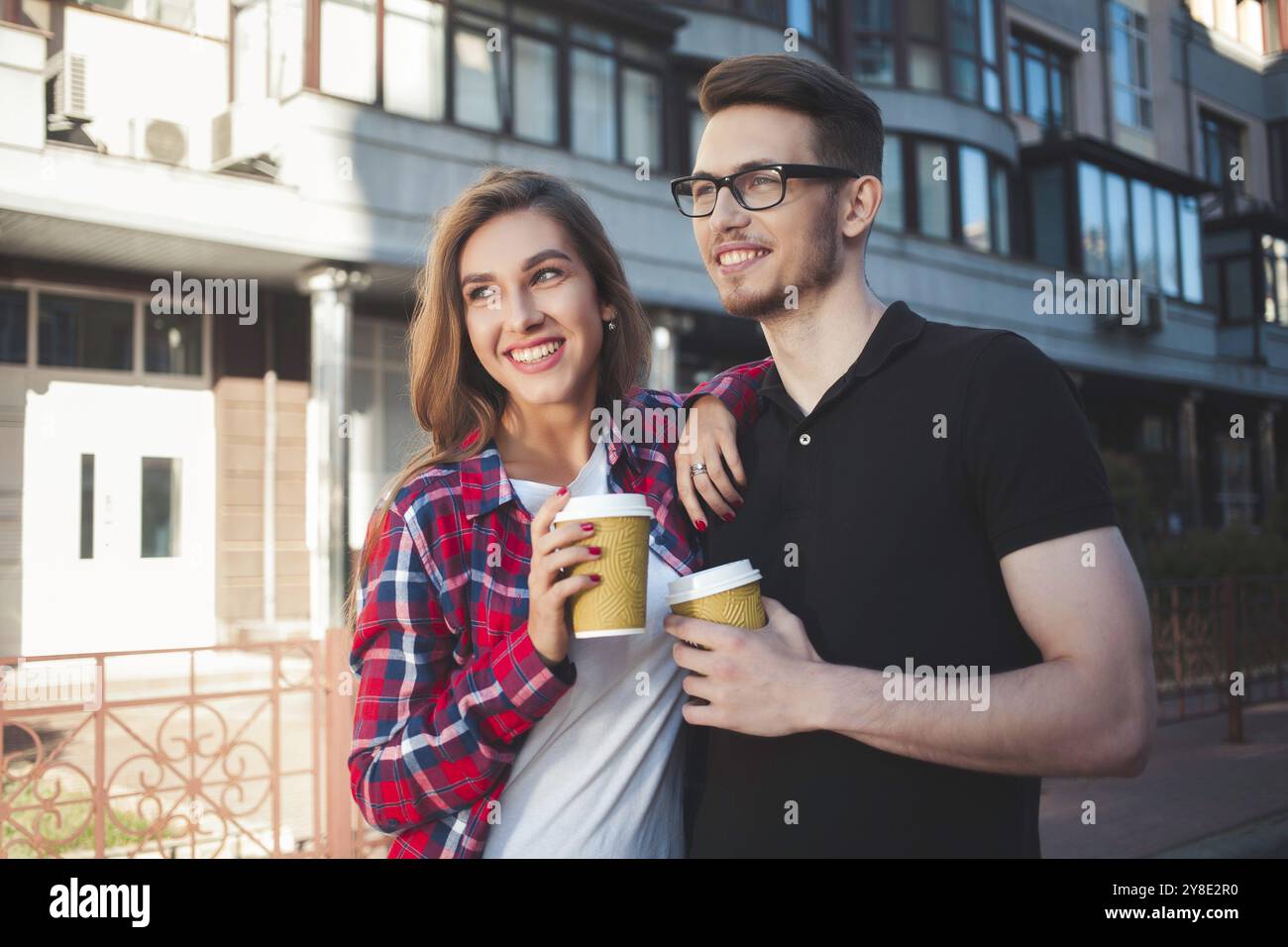 Tolles Paar auf der Straße und trinken einen Kaffee Stockfoto