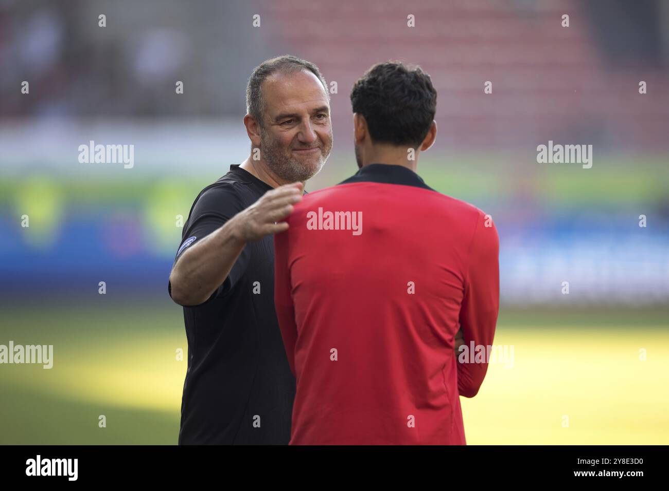 Fußballspiel, Trainer Frank SCHMIDT 1. Der FC Heidenheim im freundlichen Gespräch mit dem ehemaligen Spieler Eren DINKCI SC Freiburg blickt von hinten nach dem Stockfoto