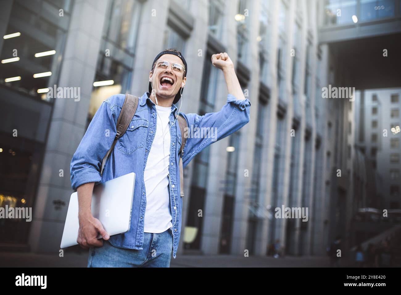 Man Sitzt Und Hört Musik-Kopfhörer-Konzept. Fröhlicher junger Kerl, der die Musik hört Stockfoto