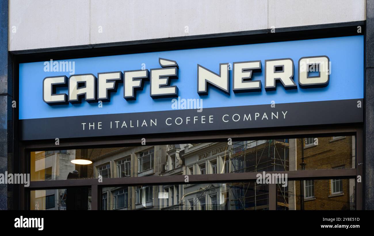 London, Großbritannien - 19. September 2024; Unterschrift mit dem Caffe Nero-Geschäftsnamen Stockfoto