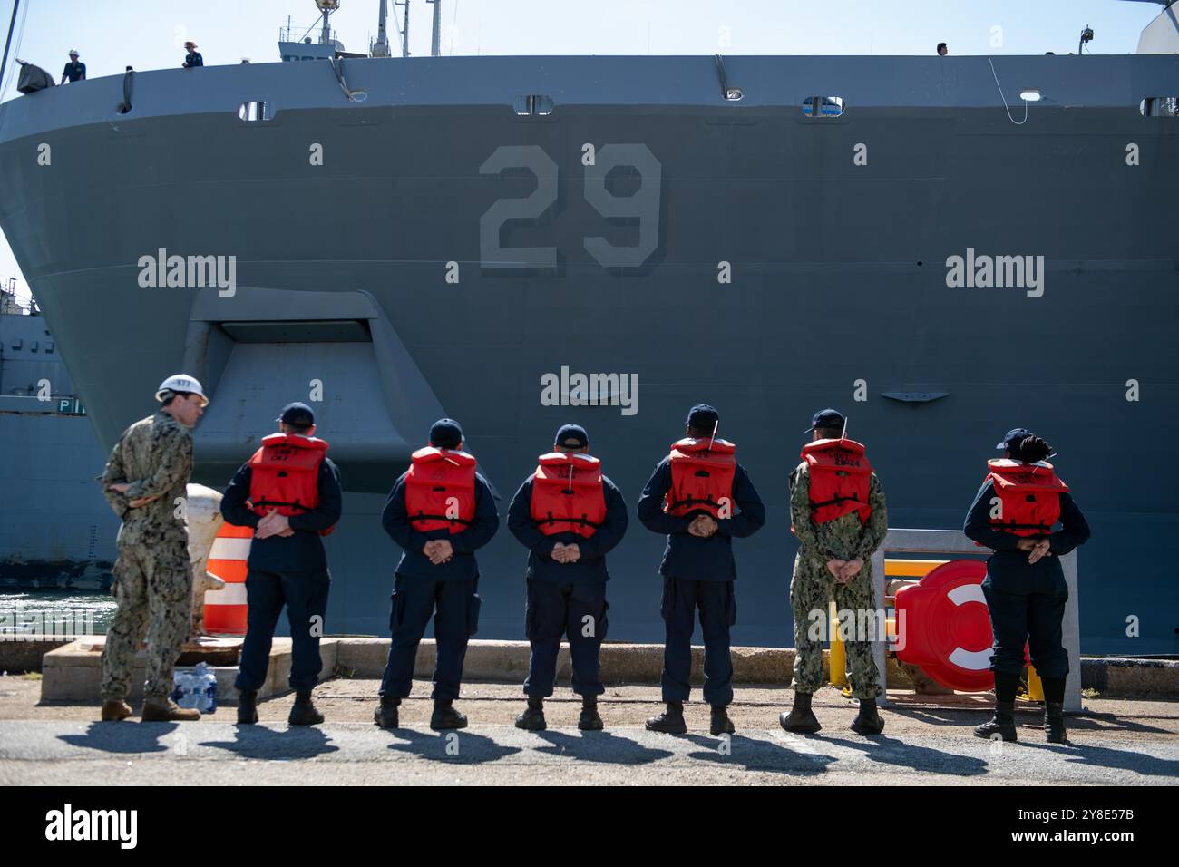 241004-N-EE423-1059 NORFOLK, Virginia (4. Oktober 2023) die Seeleute bereiten sich darauf vor, die USS Richard M. McCool Jr. (LPD 29) bei ihrer Ankunft am Marinestützpunkt Norfolk am 4. Oktober 2024 zu verankern. Das neu in Betrieb genommene Amphibien-Transportschiff USS Richard M. McCool Jr. (LPD 29) erhielt 1945 die Medal of Honor für seine Heldentaten während der Schlacht von Okinawa. (Foto der U.S. Navy von der 1. Klasse-Spezialistin für Massenkommunikation, Sophie A. Pinkham) Stockfoto