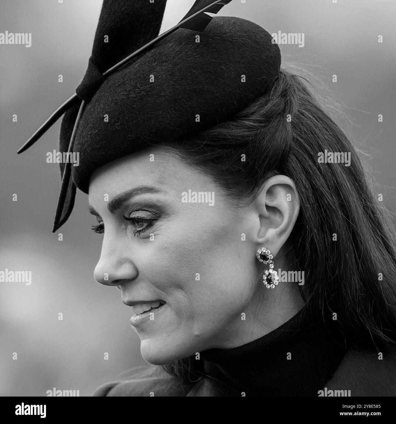 Die Prinzessin von Wales begrüßt wohlwollende Menschen nach dem Besuch des Weihnachtsgottesdienstes in der St. Mary Magdalene Church in Sandringham. Dezember 2023 Stockfoto