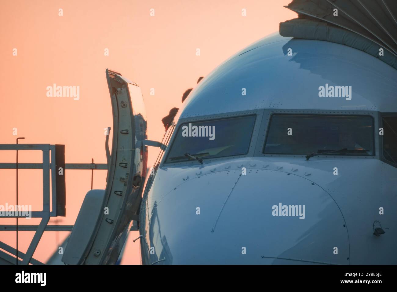 Flugzeug bei Sonnenuntergang mit offener Tür Stockfoto