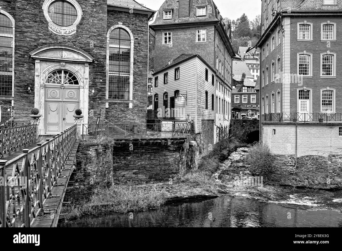 Architektur in der kleinen romantischen Eifelstadt Monschau, in der Nähe des Nationalparks in der Nordeifel, schwarz-weiß, monochrom. Stockfoto