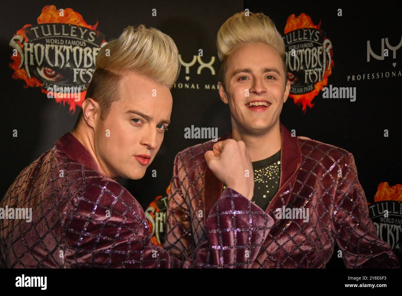 Crawley, Großbritannien. Oktober 2024. Jedward trifft eine gruselige Nonne auf dem Tulleys Shocktoberfest Schreckensveranstaltung. Autor: Thomas Faull/Alamy Live News Stockfoto