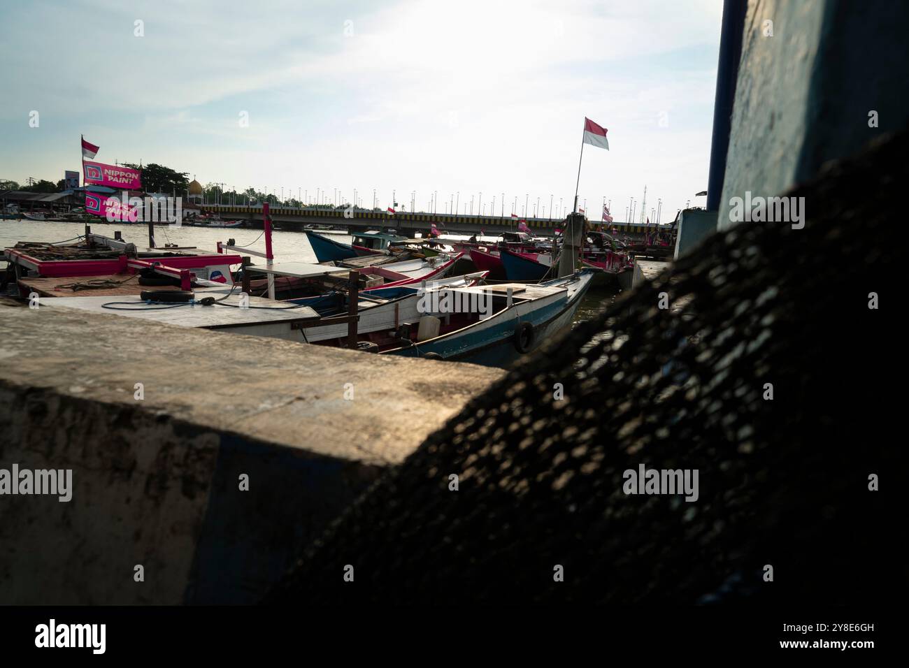 Balikpapan, 19. September 2024, East Kalimantan, Indonesien. Eine Gruppe von Fischerbooten legte am Hafen des Fischerdorfes Manggar an Stockfoto