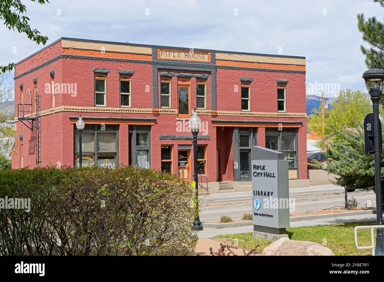 Red Brick Rifle House im Jahr 1902 in aa First Class Hotel in Downtown Rifle Colorado gebaut - Mai 2024 Stockfoto